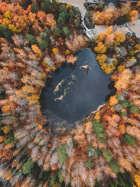 Uitzicht vanuit de lucht op een prachtig meer midden in het bos. Foto genomen van een drone. Finland, Pornainen. — Stockfoto