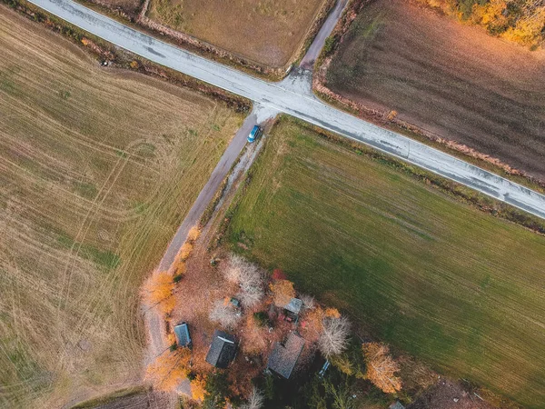 Letecký pohled na křižovatku dvou silnic obklopených poli. Fotka pořízená dronem. Finsko, Pornainen. — Stock fotografie