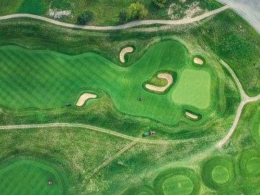 Golf kulübünün havadan çekilmiş fotoğrafları, yeşil çimenler, ormanlar, çim biçme makineleri, düz alan.