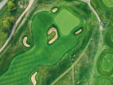 Golf kulübünün hava fotoğrafı, yeşil çimenler, ağaçlar, yol, çim biçme makinesi, düz alan.