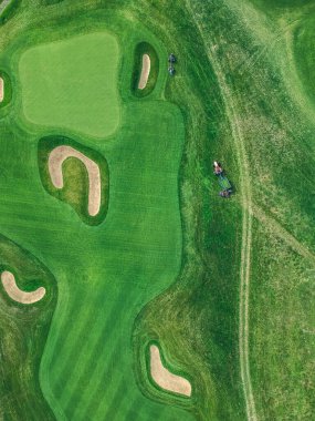 Golf kulübünün hava fotoğrafı, yeşil çimenler, ağaçlar, yol, çim biçme makinesi, düz alan.