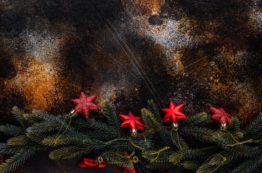 Noel arkaplanda Noel ağacı, kırmızı yıldızlar ve arka planda parlayan altın bokeh ışıkları. Mutlu noel kartları. Kış tatili teması. Mesaj için yer var. - Mutlu yıllar. seçici odak