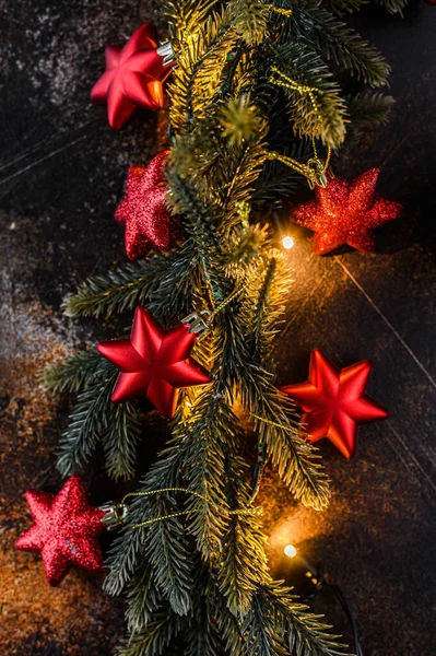 Šťastný Nový rok2020. Vánoční pozadí s vánočním stromem, červené hvězdy a zářící zlaté bokeh světla na pozadí. Prostor pro text. selektivní zaměření — Stock fotografie