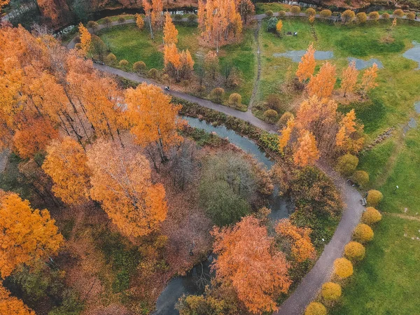 Flygfoto på hösten Park i förorten av staden. Sankt Petersburg, Ryssland. — Stockfoto