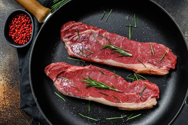 Bife cru de rampa, carne fresca, carne marmórea. Fundo escuro. Depósito plano — Fotografia de Stock