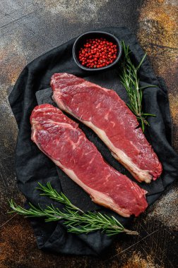 Çiğ biftek, taze et, mermer sığır eti. Karanlık arka plan. Düz yatıyordu
