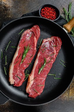 Taze et, mermer biftek, çiğ sığır filetosu. Karanlık arka plan. Düz yatıyordu