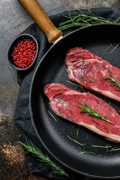 Nyers földi steak, friss hús, márványhús. Sötét háttér. Lapos fektetés — Stock Fotó