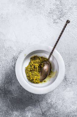 İtalyan Pesto 'su mermer havanda. Mesaj için yer var. Gri arkaplan