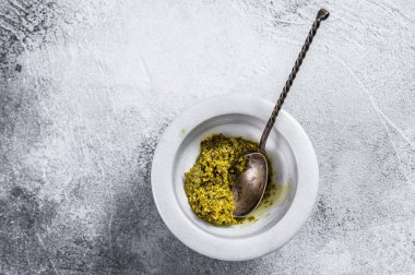 İtalyan Pesto 'su mermer havanda. Mesaj için yer var. Gri arkaplan