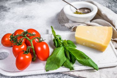 Ev yapımı pesto mermer havan, fesleğen yaprağı ve parmesan. Metin için boşluk