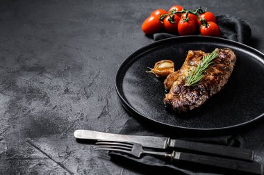 Siyah arka planda sığır filetosu biftek. Mesaj için yer var. Mermer biftek..