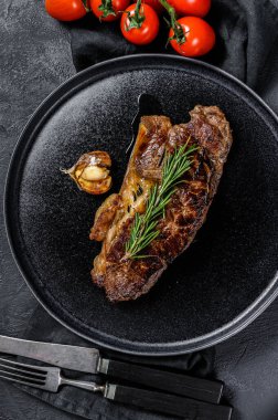 Siyah arka planda biftek. Mesaj için yer var. Mermer prim sığır eti