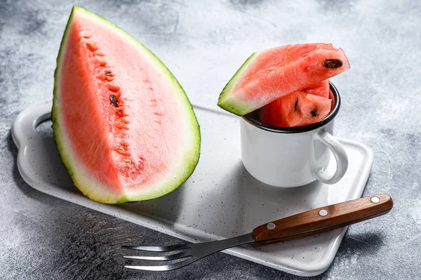 Scheiben reife Wassermelone auf einem weißen Schneidebrett. grauer Hintergrund. Raum für Text — Stockfoto