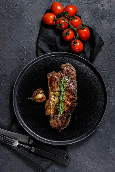 Hovězí svíčková steak na černém pozadí. Marble premium beef — Stock fotografie