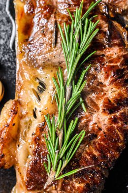 Siyah arka planda sığır filetosu biftek. Mesaj için yer var. Mermer prim sığır eti. Kapat..