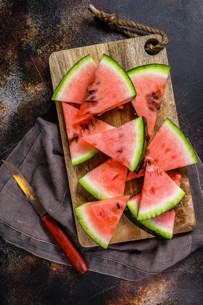 Scheiben reife Wassermelone auf einem Holzschneidebrett. Selektiver Fokus — Stockfoto