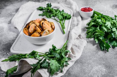 Kesme tahtasında taze çiğ midye. Sağlıklı deniz ürünleri. Hafif arkaplan