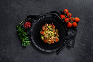 Biftek, havuç, soğan ve tatlı biberli soba şehriyesi. Üst Manzara. Karanlık arka plan. Metin için boşluk