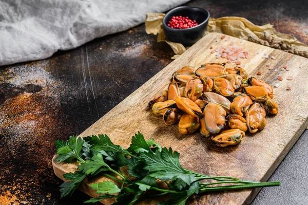 Tahta üzerinde taze çiğ midye eti. Sağlıklı deniz ürünleri — Stok fotoğraf