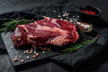 Çiğ siyah Angus bifteği. Organik çiftlik bifteği, siyah Angus. Siyah arkaplan