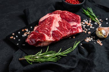 Çiğ siyah Angus bifteği. Organik çiftlik bifteği, siyah Angus. Siyah arkaplan