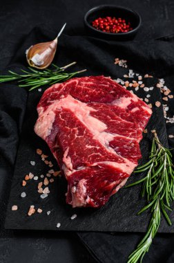 Çiğ siyah Angus bifteği. Organik çiftlik bifteği, siyah Angus. Siyah arkaplan