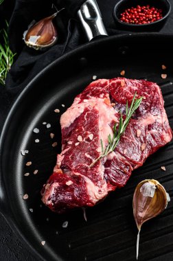 Kızartma tavasında mermer biftek. Organik çiftlik eti. Siyah arkaplan