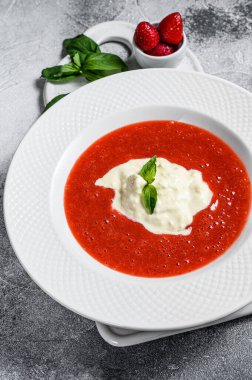 Çilekli püre ve Buffalo mozzarella. Gri arka plan. Nefis İtalyan tatlıları.