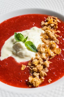 Çilekli püre ve Buffalo mozzarella. Gri arka plan. Nefis İtalyan tatlıları.