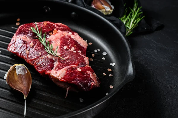 Bife de costeleta, filé de carne. Carne de quinta orgânica. Fundo preto — Fotografia de Stock