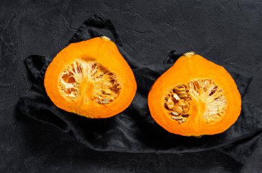 Siyah arka planda taze çiğ balkabağı. Vejetaryen mutfağı