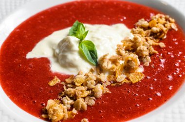 Çilekli püre ve Buffalo mozzarella. Gri arka plan. Nefis İtalyan tatlıları.