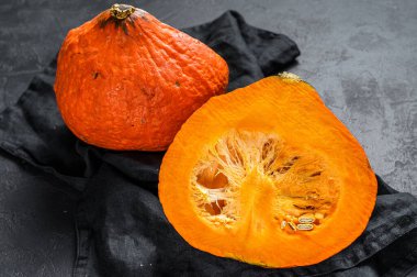 Siyah arka planda çiğ turuncu balkabağı. Mesaj için yer var. Vejetaryen mutfağı