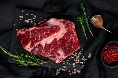 Çiğ biftek fileto. Organik çiftlik eti. Siyah arkaplan.