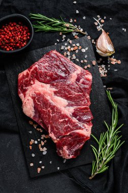 Çiğ siyah Angus bifteği. Organik çiftlik bifteği, siyah Angus. Siyah arkaplan