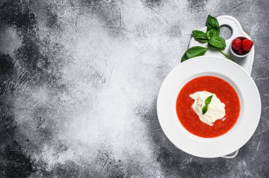 Çilekli püre ve stracciatella mozzarella tatlısı. Gri arka plan. Metin için boşluk