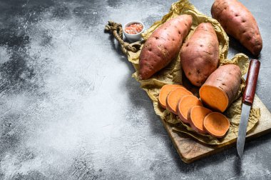 Çiğ patates, organik yarasalar. Çiftlik sebzeleri. Gri arka plan. Metin için boşluk