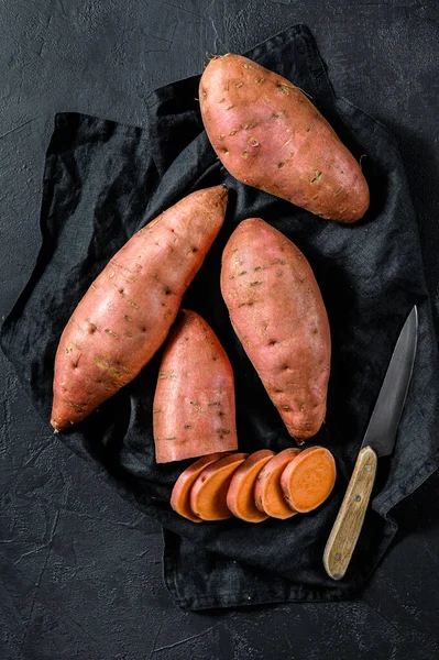 Raw yam, batatas organik. Makanan pertanian. Latar belakang hitam — Stok Foto