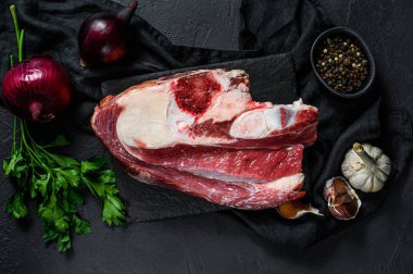 Siyah arka planda çiğ dana inciği. Üst Manzara. Çiftlik organik eti.