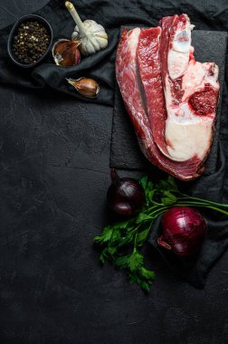 Siyah arka planda kemikli çiğ et. Üst Manzara. Metin için boşluk