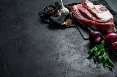 Siyah arka planda çiğ biftek şişi. Üst Manzara. Metin için boşluk.
