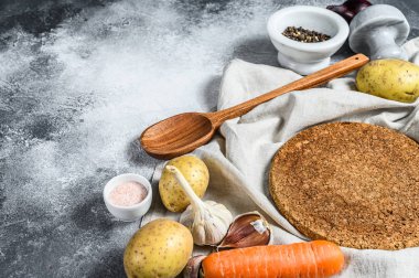 Çorba, sebze ve baharat malzemeleri. Çorba pişirme konsepti. Üst Manzara. Metin için boşluk.