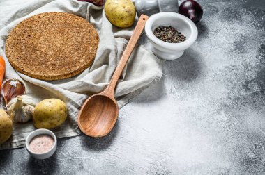 Çorba, sebze ve baharat malzemeleri. Çorba pişirme konsepti. Üst Manzara. Metin için boşluk.