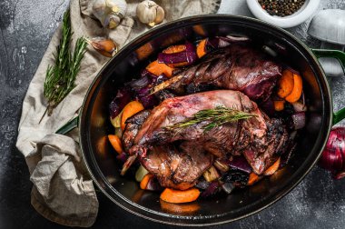 Beyaz şarap soslu sebzeli tavşan, Stewpot. Organik çiftlik eti. Yemek pişirme güveci. Üst görünüm