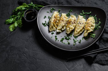 Kırsal siyah masada kızarmış Kore hamur köftesi tabağı. Üst Manzara. Metin için boşluk