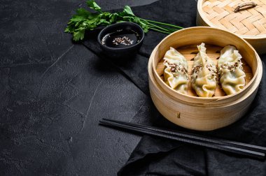 Geleneksel bambu buharlı Kore böreği. Üst Manzara. Mesaj için yer var. rustik eski vintage siyah arkaplan