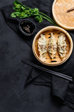 Geleneksel bambu buharlı Kore böreği. Üst Manzara. Mesaj için yer var. rustik eski vintage siyah arkaplan