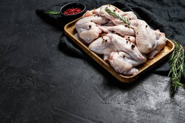 Çiğ tavuk kanadı. Çiftlik organik kümes hayvanları. Üst Manzara. Siyah arka plan. Metin için boşluk.