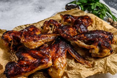 Tavuk kanadı. Çiftlik organik eti. Üst Manzara. Gri arkaplan